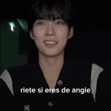 a person is making a stop sign with their hand and the words riete si eres de angie are next to them .