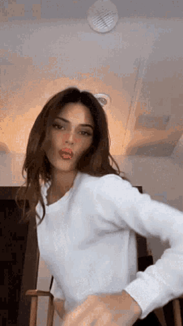 Kendall Jenner Pretty GIF - Kendall Jenner Pretty Pose GIFs