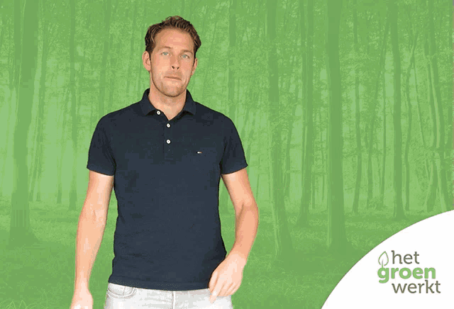 a man in a blue shirt stands in front of a green background that says het groen werkt