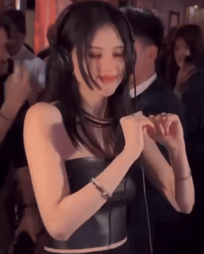 Han Sohee Dancing GIF - Han Sohee Dancing Headphones GIFs