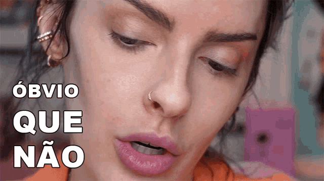 a close up of a woman 's face with the words obvio que nao above it