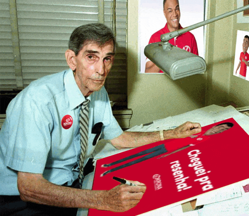 an older man is sitting at a desk with a red sign that says cheguei pra regenhal