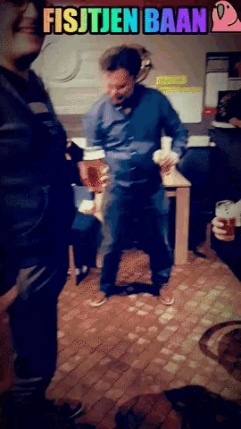 a man holding a beer stands in front of a sign that says ' fisjtjen baan '