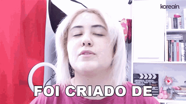 a woman says " foi criado de " in a video