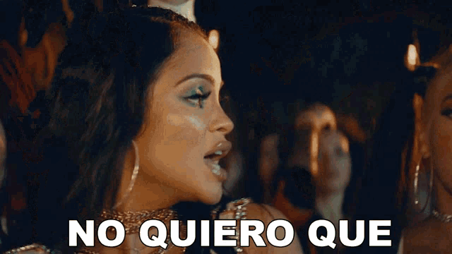a woman says no quiero que while standing in front of a crowd