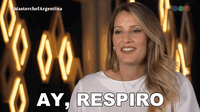 a woman says ay respiro in front of a glowing background