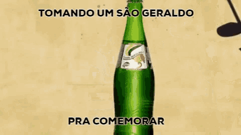 a green bottle with the words tomando um sao geraldo pra comemorar written on it