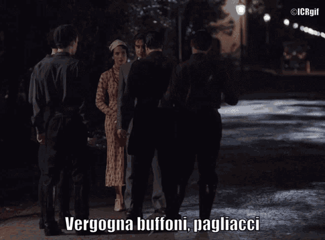 a man in a suit and tie is saying siete solo quattro buffoni pagliacci