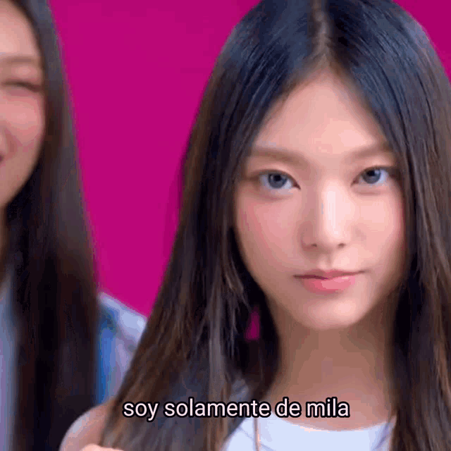 a girl with long hair says soy solamente de mila in spanish