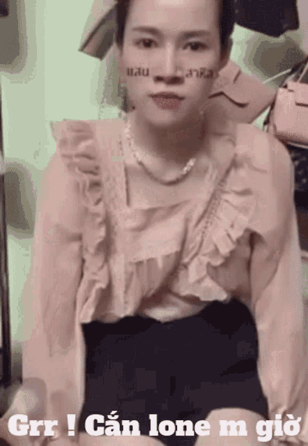 a woman wearing a pink ruffled top and black shorts says grr i can lone m giò