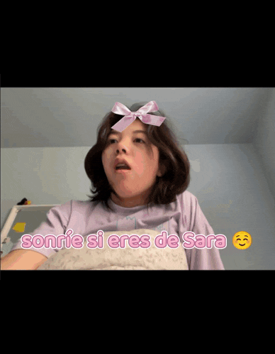 a girl with a bow on her head is smiling with the words sonrie si eres de sara below her