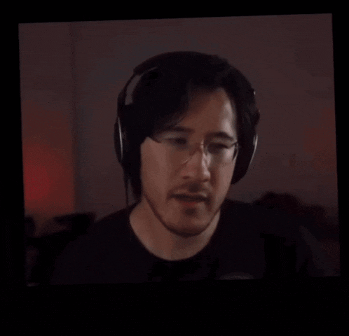 a picture of a man with headphones and the words smash 22 below him