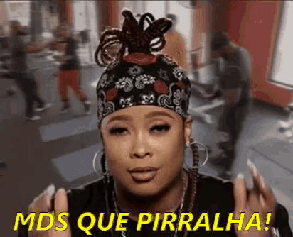 a woman wearing a headband and earrings says mds que pirralha .