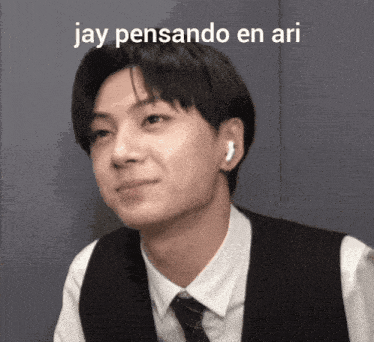 a man in a suit and tie with the words jay pensando en ari written above him
