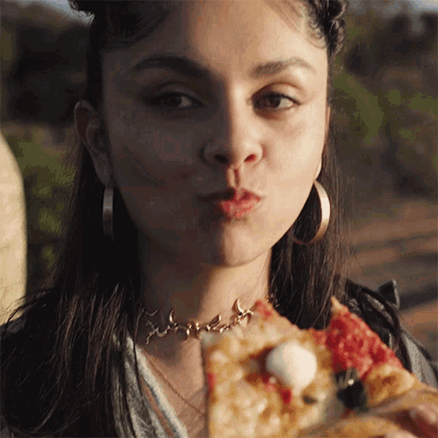 Eating Pizza Brianda Goyos Leon GIF - Eating Pizza Brianda Goyos Leon Brond GIFs