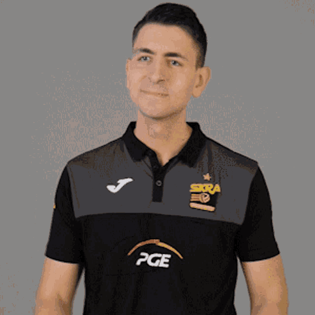 a man wearing a black shirt that says pge