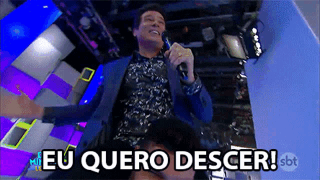 a man singing into a microphone with the words " eu quero descer " written below him