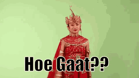 a woman in a red dress and crown is standing in front of a green background and says hoe gaat ?