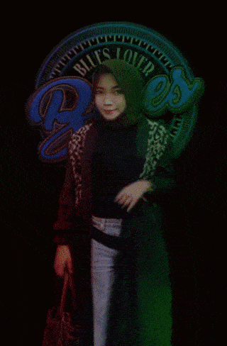 a woman stands in front of a sign that says blues lover on it