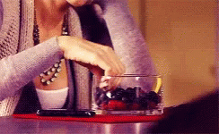 Gossip Girl Lunch Time GIF - Gossip Girl Lunch Time Eating Berries GIFs