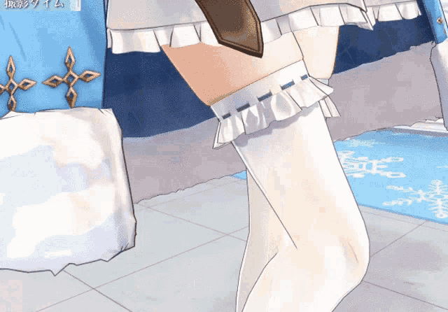 a close up of a person 's legs in a video game with chinese writing on the bottom