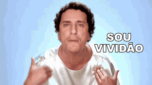 a man in a hospital gown says " sou vividao "
