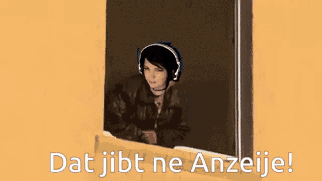 a woman wearing headphones looks out of a window with the words dat jibt ne anzeije