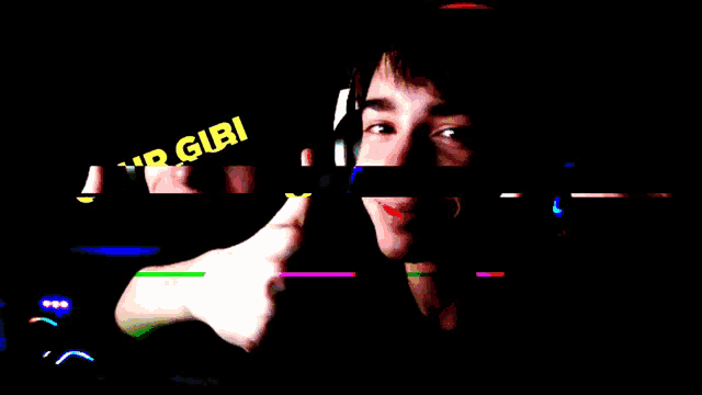 a young man wearing headphones giving a thumbs up with the words olur gibi written above him