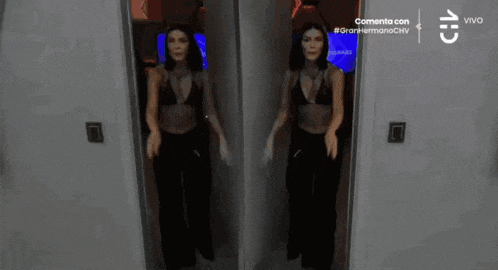 a woman in a black bikini is dancing in front of a mirror with the words commenta con on the bottom right