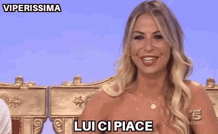 a woman is sitting on a throne with the words lui ci piace above her