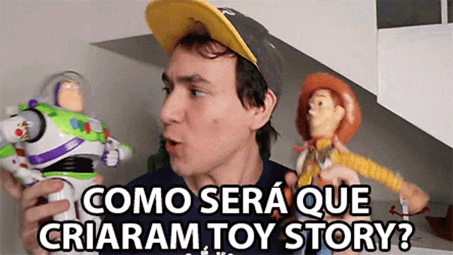 a man holding a toy story character with the words como sera que criaram toy story behind him