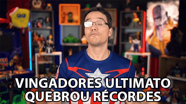 a man wearing glasses and a captain america shirt says vingadores ultimato quebrou records