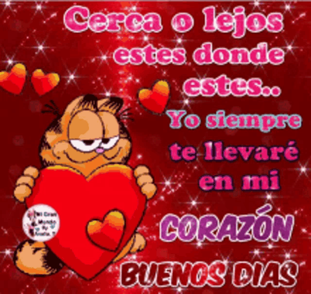 a cartoon of garfield holding a red heart with the words cerca o lejos estes donde estes