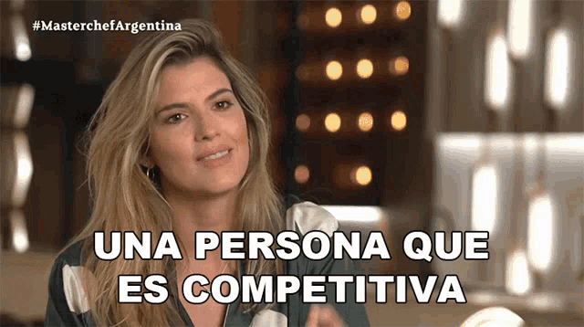 a woman says una persona que es competitiva in a video