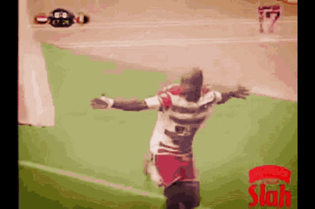 a soccer player with the number 17 on his back