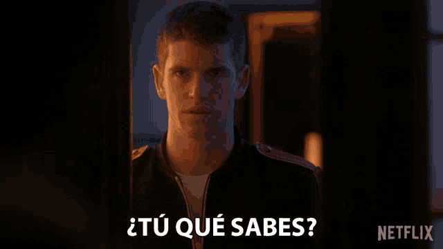 a man is standing in a dark room and says " tu que sabes "