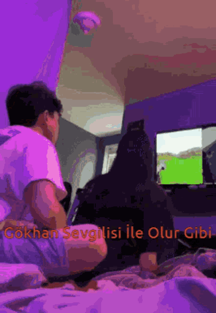 a couple playing a video game with the words gokhan sevgisi ile olur gibi