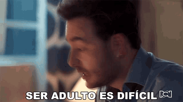 a man in a blue shirt says ser adulto es difícil