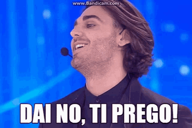 a man with a microphone says dai no ti prego !