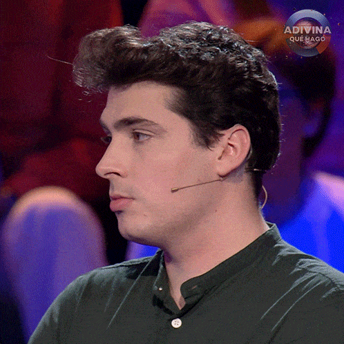 a man with a microphone in his ear is on a show called adivina que hago