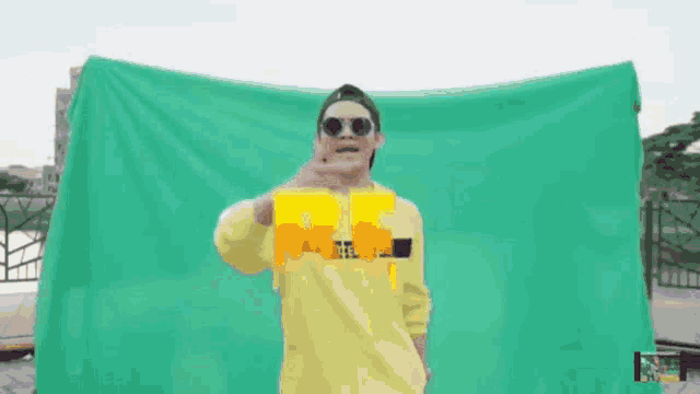 Ererere Dancing GIF - Ererere Dancing Banana GIFs