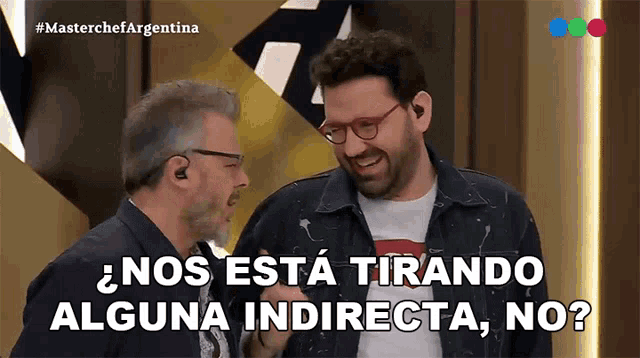 two men are on a masterchef argentina show and one of them says nos esta tirando alguna indirecta no