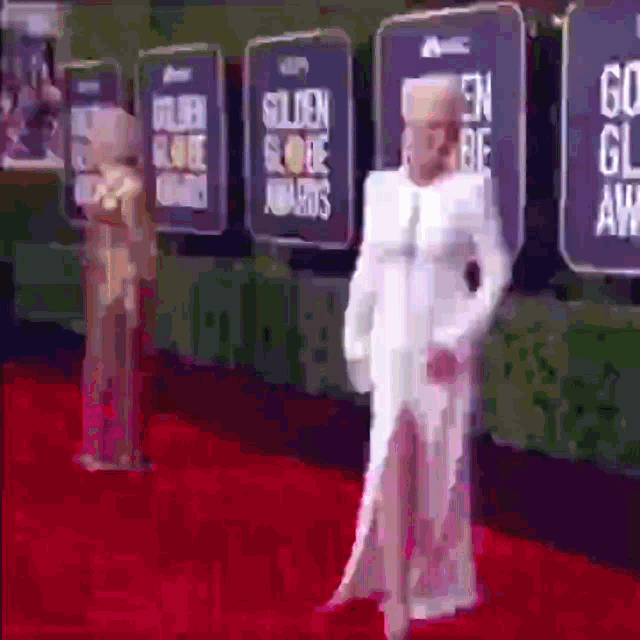 Jamie Lee Curties Walking GIF - Jamie Lee Curties Walking Golden Globes GIFs