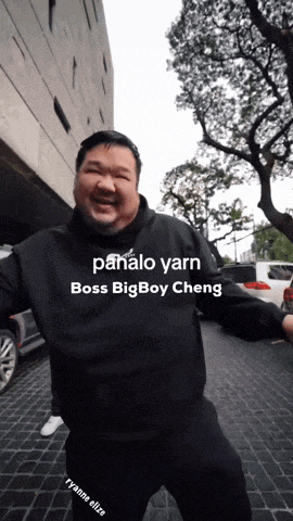 a man wearing a black shirt that says " pahalo yarn "