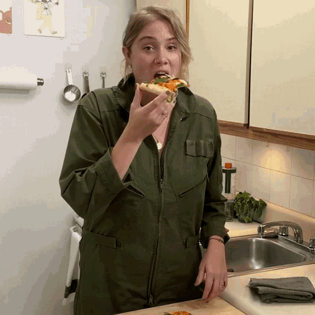 Eating Pizza Lauren Tegtmeyer GIF - Eating Pizza Lauren Tegtmeyer Bustle GIFs