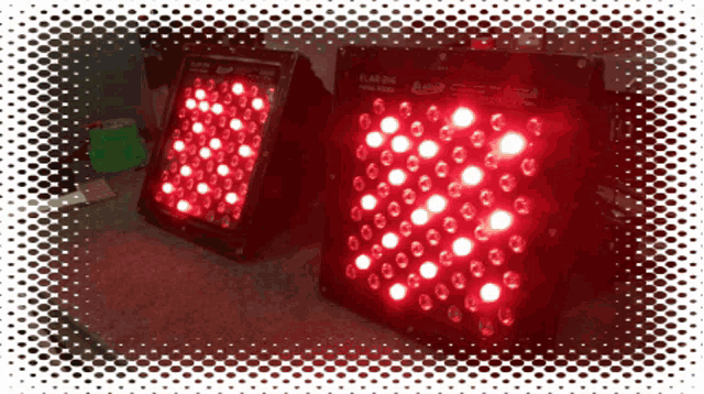 a pair of red lights with the word klar on the top