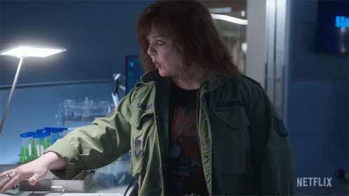 Playing With The Lights Melissa Mccarthy GIF - Playing With The Lights Melissa Mccarthy Lydia GIFs