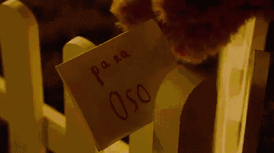 a sign that says " para oso " is hanging on a wall