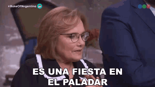 a woman with glasses says " es una fiesta en el paladar " in spanish