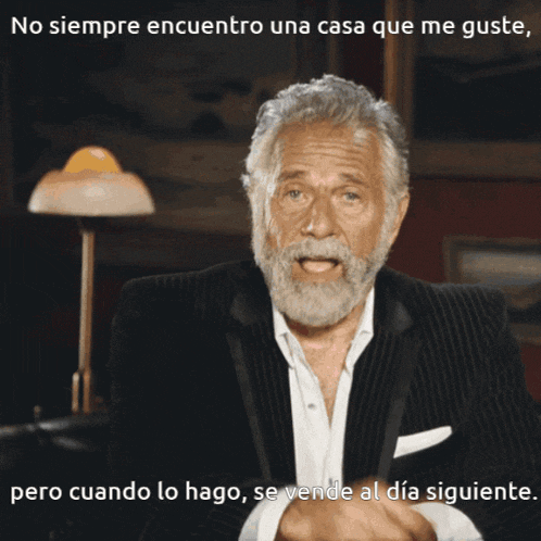 a man in a suit is pointing at the camera with the words no siempre encuentro una casa que me gusta